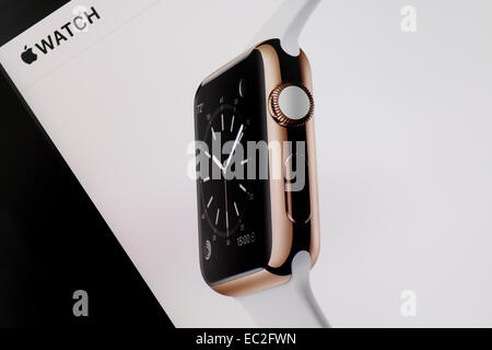 Apple Watch - die Apple Watch Kollektion bietet hochglanzpoliertem Edelstahl und Raum schwarzen Edelstahlgehäuse. Die dis Stockfoto