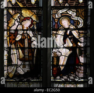 Ein Buntglasfenster durch die Darstellung der Verkündigung, Letheringsett Kirche, Norfolk Kempe-Studios Stockfoto