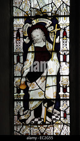 Ein Buntglasfenster von Herbert Bryans, das den Heiligen Johannes den Täufer, die St. Andrew's Church, Letheringsett, Norfolk, England darstellt. Stockfoto