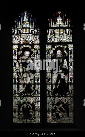 Ein Glasfenster von Herbert William Bryans Darstellung der Heiligen Apostel Petrus und Andreas, Letheringsett Kirche, Norfolk Stockfoto