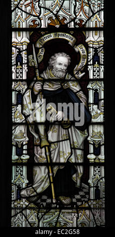 Ein Glasfenster von Herbert William Bryans Darstellung von St. Peter, Letheringsett Kirche, Norfolk Stockfoto