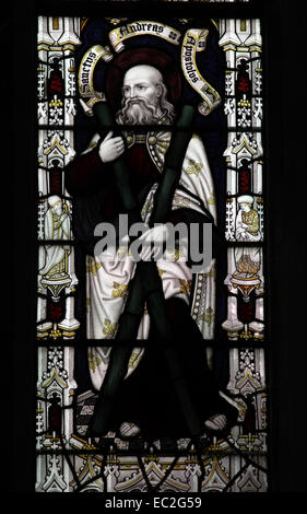 Ein Buntglasfenster von Herbert William Bryans, das den Heiligen Andreas mit einem Saltirekreuz zeigt, St Andrew's Church Letheringsett, Norfolk Stockfoto