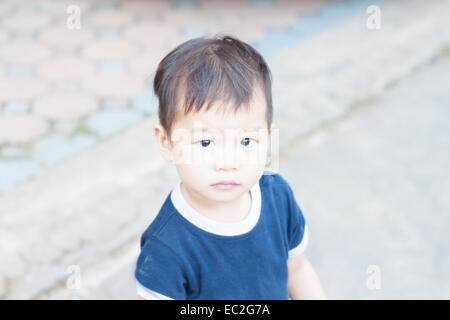 Kleine asiatische junge Blick in die Kamera, Foto Stockfoto