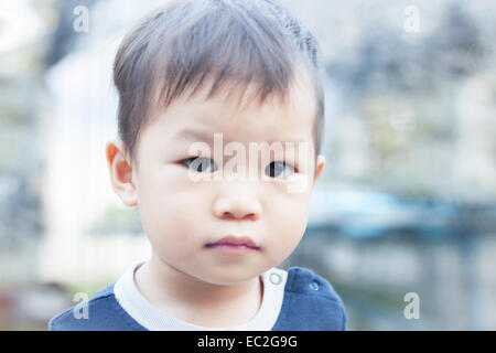 Kleine asiatische junge Blick in die Kamera, Foto Stockfoto