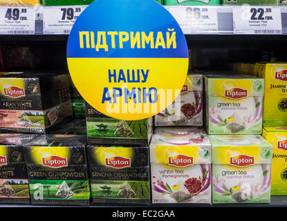 Kiew, Ukraine. 8. Dezember 2014. In ukrainischer Sprache bedeuten trading Netzwerk "Varus" Tags mit der russischen Flagge russische Ware---fast alle der großen Handelsketten in der Ukraine die Empfehlungen der örtlichen Behörden über die Kennzeichnung von Herstellkosten in der Russischen Föderation unterstützt. Zur gleichen Zeit vertreten einige Supermärkte nur Barcode russische Ware '46', während andere bunten Flaggen Russlands oder sogar Embleme auf die Preisschilder an den waren Aufmachungen. So benutzt in den Supermärkten gibt es keine einheitliche Kennzeichnung, Kennzeichnung jeder seinen eigenen Weg. Bildnachweis: Igor Golovnov/Alamy Live-Nachrichten Stockfoto