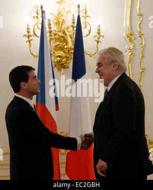 Prag, Tschechische Republik. 8. Dezember 2014. Tschechische Präsident Milos Zeman, Recht, begrüßt französische Premierminister Manuel Valls in Prag, Tschechische Republik, 8. Dezember 2014. Valls ist am zweitägigen Besuch in der Tschechischen Republik. © Michal Krumphanzl/CTK Foto/Alamy Live-Nachrichten Stockfoto
