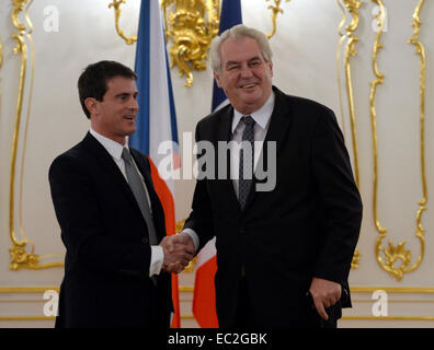 Prag, Tschechische Republik. 8. Dezember 2014. Tschechische Präsident Milos Zeman, Recht, begrüßt französische Premierminister Manuel Valls in Prag, Tschechische Republik, 8. Dezember 2014. Valls ist am zweitägigen Besuch in der Tschechischen Republik. © Michal Krumphanzl/CTK Foto/Alamy Live-Nachrichten Stockfoto
