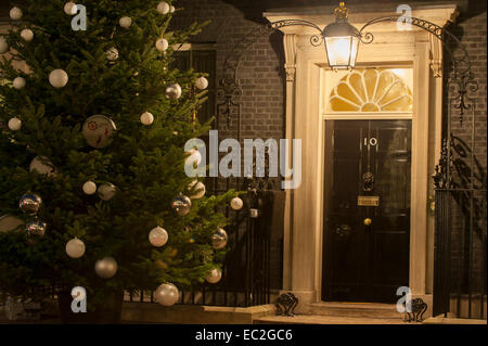 London, UK. 8. Dezember 2014. Weihnachten beginnt offiziell in der Downing Street am Montag Abend, wenn der Baum vor Nr. 10 zum ersten Mal in dieser Saison vor geladenen Gästen beleuchtet wird. Bildnachweis: Malcolm Park Leitartikel/Alamy Live-Nachrichten Stockfoto