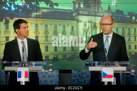 Prag, Tschechische Republik. 8. Dezember 2014. Tschechische Premierminister Bohuslav Sobotka, im Bild rechts, und sein französischer Amtskollege Manuel Valls während der Pressekonferenz in Prag, Tschechische Republik, 8. Dezember 2014. Valls ist am zweitägigen Besuch in der Tschechischen Republik. © Vit Simanek/CTK Foto/Alamy Live-Nachrichten Stockfoto
