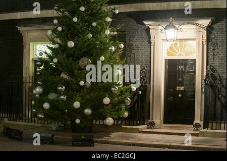 London, UK. 8. Dezember 2014. Weihnachten beginnt offiziell in der Downing Street am Montag Abend, wenn der Baum vor Nr. 10 zum ersten Mal in dieser Saison beleuchtet wird. Bildnachweis: Malcolm Park Leitartikel/Alamy Live-Nachrichten Stockfoto