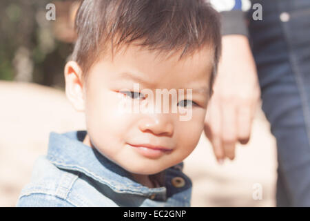 Kleine asiatische junge Blick in die Kamera, Foto