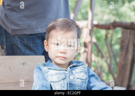 Niedlichen asiatischen Jungen Blick in die Kamera, Foto Stockfoto