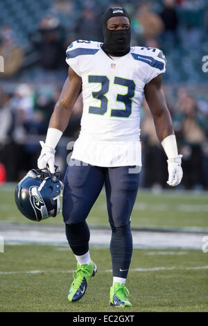 7. Dezember 2014: Seattle Seahawks Runningback Christine Michael (33) blickt auf während der Warm-ups vor dem NFL-Spiel zwischen den Seattle Seahawks und die Philadelphia Eagles am Lincoln Financial Field in Philadelphia, Pennsylvania. Die Seattle Seahawks gewann 24-14. Stockfoto