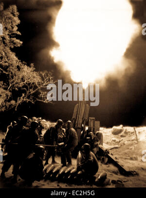 Veteran Artillerie Männer der "c"-Batterie., 90. w. a., legt ein Sperrfeuer auf japanische Artillerie Positionen in der balete Pass, Luzon, Philippinen Stockfoto