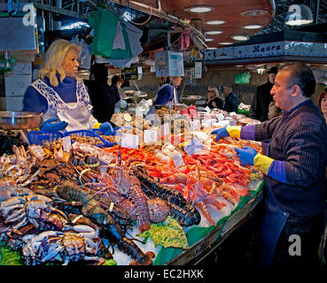 Die Ramblas - Mercat de Sant Josep De La Boquería Fischhändler bedeckt Fischmarkt in Barcelona Spanien Stockfoto
