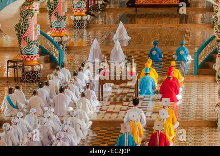 Morgengottesdienst an Cao Dai Tempel Heiligen Siehe Tay Ninh, Vietnam Stockfoto