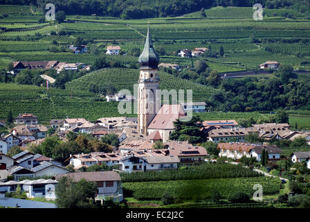 Gotische Pfarrkirche Chiesa di San Paolo in den Weinbergen entlang der Südtiroler Wein Straße in der Nähe von Bozen. Stockfoto