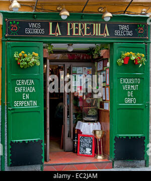 La Perejila Tapas-Bars in der Calle De La Cava Baja im Quartier La Latina, Madrid, Spanien Stockfoto