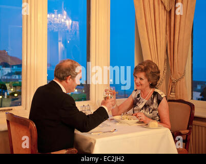 Ein älteres Ehepaar, das gemeinsame Abendessen im Restaurant des Hotels in England Stockfoto