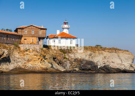 Leuchtturm und Holzbauten auf St. Anastasia Insel. Schwarzes Meer, Bulgarien Stockfoto