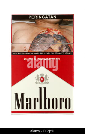 Grafik Warnung Bild auf ein Paket von indonesischen Marlboro Zigaretten veranschaulicht die Gefahren des Rauchens Stockfoto