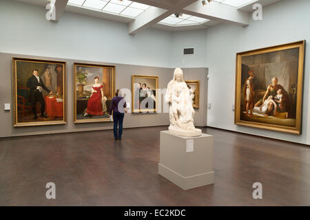 Brügge Groeninge Museum; Frau an Gemälde suchen, dem Groeningemuseum Brügge Belgien Europa Stockfoto