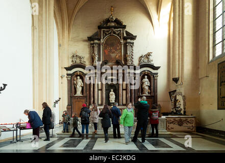 Menschen, die die Statue der Madonna und des Kindes von Michelangelo in der Kirche unserer Frau in Brügge (Brügge), Belgien, betrachten Stockfoto