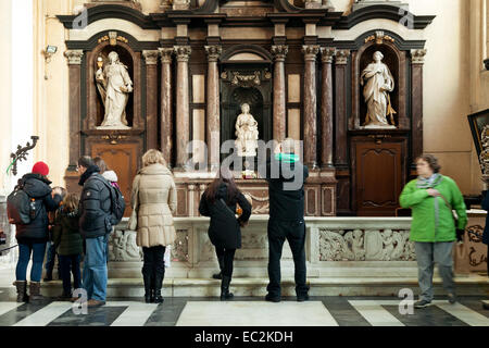 Touristen sehen die Statue der Madonna und des Kindes von Michelangelo in der Kirche unserer Frau, Brügge, Belgien Stockfoto