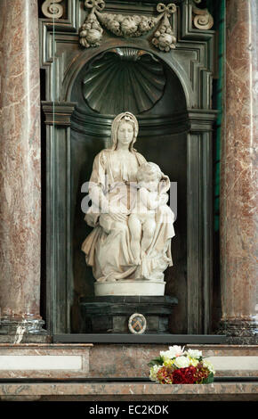 Madonna und Kind, von Michelangelo, bekannt als Madonna von Brügge, in der Kirche unserer Lieben Frau, Brügge, Belgien, Europa Stockfoto