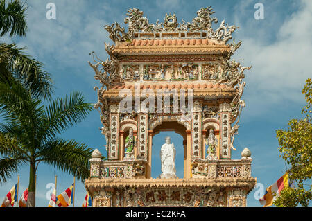 Eingang zum Vinh Trang Pagode, My Tho, Vietnam Stockfoto