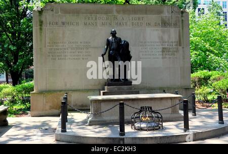 Philadelphia, Pennsylvania: Grab des Unknown Soldier mit seinen ewigen Flamme und der George Washington Memorial Stockfoto