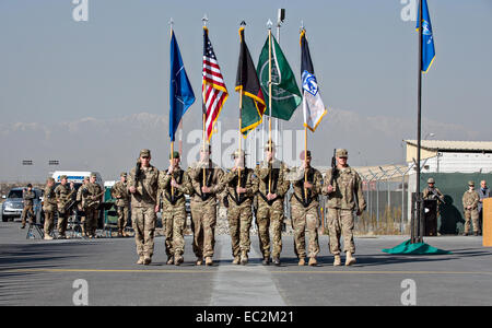 ISAF Color Guard marschiert während der ISAF Joint Command und Airborne Corps Farbe Gehäuse Zeremonie wie NATO offiziell Kampfeinsätzen in Afghanistan 13 Jahre beendet nach der Invasion, um während einer Zeremonie 8. Dezember 2014 in Kabul, Afghanistan der Taliban-Herrschaft zu beenden. Stockfoto