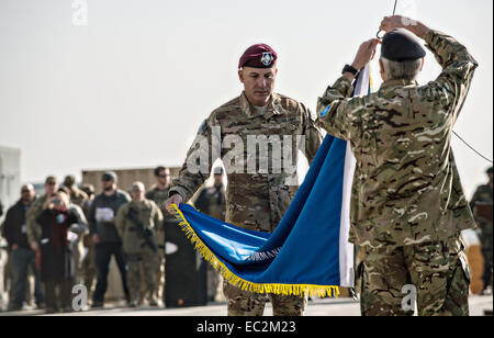 US Armee Generalleutnant Joseph Anderson, Befehlshaber ISAF Joint Command und königliche Armee Generalmajor Richard Nugee, ISAF-Stabschef, endete niedriger die ISAF Joint Command Farben wie die NATO offiziell Kampfeinsätzen in Afghanistan 13-Jahre nach der Invasion, um während einer Zeremonie 8. Dezember 2014 in Kabul, Afghanistan der Taliban-Herrschaft zu beenden. Stockfoto