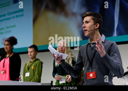 Kopenhagen, Dänemark. 8. Dezember 2014. Junge Menschen aus der "Kinder-Klima-Gipfel" ist auf der Bühne während der Tagung des European Green Capital 2014 in Kopenhagen.  Jeder von ihnen erklärt, die Delegierten und die Politiker, was sie erwartet und verlangt der Zukunft um ein gutes und nachhaltiges Leben zu erreichen. Rede auf dem Foto (rechts) ist James Gibson aus Bristol, UK. Neben ihm ist Siw Ronne Appel (Dänemark), Jonas Balsby (Belgien) und Aliyah Bergstrom (Schweden).  Bildnachweis: OJPHOTOS/Alamy Live-Nachrichten Stockfoto