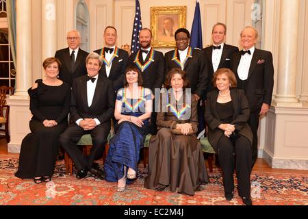 US-Außenminister John Kerry und Teresa Heinz Kerry posieren für ein Foto mit der 2014 Kennedy Center Honorees einschließlich Sänger Al Green, Schauspieler Tom Hanks, Ballerina Patricia McBride, Musiker Sting und Komödiantin Lily Tomlin nach einem Abendessen für die 2014 Kennedy Center Honorees an das Department of State 6. Dezember 2014 in Washington, D.C.