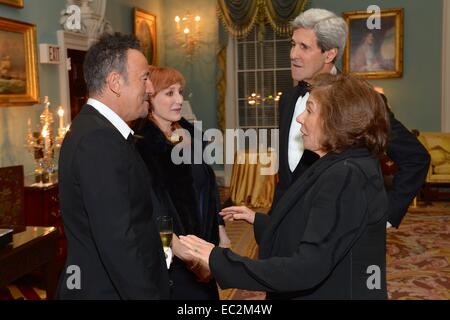 US-Außenminister John Kerry und seine Frau, Teresa Heinz Kerry, Chat mit Singer-Songwriter Bruce Springsteen und seine Frau Patti Scialfa, vor dem Mittagessen, die die Sekretärin für die 2014 Kennedy Center Honorees an das Department of State 6. Dezember 2014 in Washington, D.C. gehostet Stockfoto