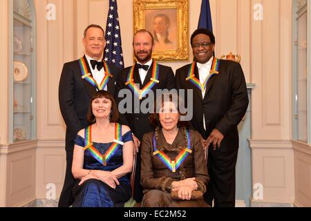 Die 2014 Kennedy Center Honorees einschließlich Sänger Al Green, Schauspieler Tom Hanks, Ballerina Patricia McBride, Musiker Sting und Komödiantin Lily Tomlin nach einem Abendessen für die 2014 Kennedy Center Honorees an das Department of State 6. Dezember 2014 in Washington, D.C.