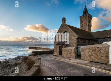 Am frühen Abend an der alte Uhrturm am Hafendamm einer kleine Fsihing Stadt in Cornwall Stockfoto