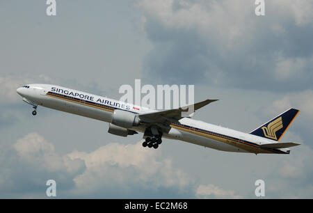 Singapore Airlines Boeing 777-300ER fährt ab Flughafen London Heathrow, England. Stockfoto