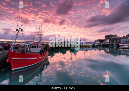 Schönen Sonnenaufgang über Angelboote/Fischerboote im Hafen von Padstow in Cornwall Stockfoto