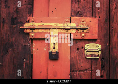 Retro-Vintage-Stil Bild der Holztür mit Schloss. Stockfoto