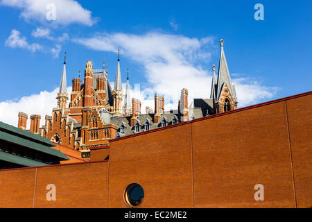 British Library und St Pancras Station, London, UK Stockfoto