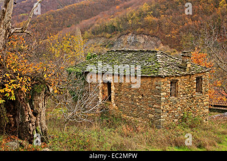 Altes Haus im Dorf Skoteina, auf die Pieria-Berge, Pieria, Mazedonien, Griechenland. Stockfoto