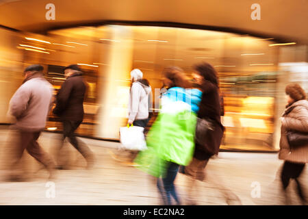 Ein Shopper zu Fuß vor Schaufenster Stockfoto