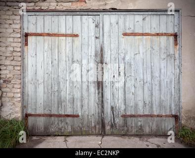 Alte hölzerne vernachlässigt Garagentor. Stockfoto