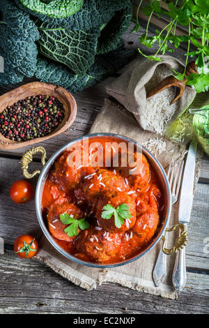 Hausgemachte Hackfleischbällchen mit Tomatensauce Stockfoto