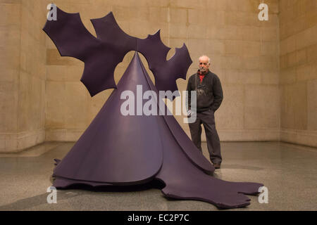 London, UK. 8. Dezember 2014. Künstler Phillip King steht vor seiner Skulptur Dschingis Khan 1963, bemalte Plastik. Tate Britain markiert den 80. Geburtstag von renommierten britischen Bildhauers Phillip King (geb. 1934) mit einem Display von sechs Königs Werke aus den 1960er Jahren in den Duveen Galerien. Das Display, das öffnet am 8. Dezember 2014 (bis 1. Februar 2015), feiert Königs wesentlich zum Ende des 20. Jahrhunderts Skulptur. Stockfoto