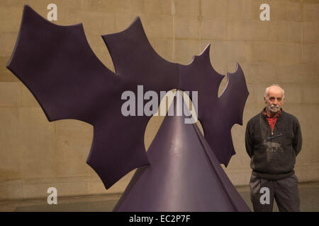 London, UK. 8. Dezember 2014. Künstler Phillip King steht vor seiner Skulptur Dschingis Khan 1963, bemalte Plastik. Tate Britain markiert den 80. Geburtstag von renommierten britischen Bildhauers Phillip King (geb. 1934) mit einem Display von sechs Königs Werke aus den 1960er Jahren in den Duveen Galerien. Das Display, das öffnet am 8. Dezember 2014 (bis 1. Februar 2015), feiert Königs wesentlich zum Ende des 20. Jahrhunderts Skulptur. Stockfoto