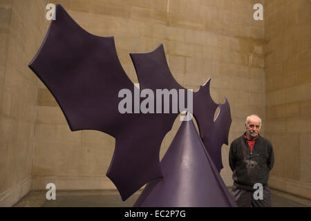 London, UK. 8. Dezember 2014. Künstler Phillip King steht vor seiner Skulptur Dschingis Khan 1963, bemalte Plastik. Tate Britain markiert den 80. Geburtstag von renommierten britischen Bildhauers Phillip King (geb. 1934) mit einem Display von sechs Königs Werke aus den 1960er Jahren in den Duveen Galerien. Das Display, das öffnet am 8. Dezember 2014 (bis 1. Februar 2015), feiert Königs wesentlich zum Ende des 20. Jahrhunderts Skulptur. Stockfoto