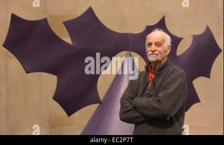 London, UK. 8. Dezember 2014. Künstler Phillip King steht vor seiner Skulptur Dschingis Khan 1963, bemalte Plastik. Tate Britain markiert den 80. Geburtstag von renommierten britischen Bildhauers Phillip King (geb. 1934) mit einem Display von sechs Königs Werke aus den 1960er Jahren in den Duveen Galerien. Das Display, das öffnet am 8. Dezember 2014 (bis 1. Februar 2015), feiert Königs wesentlich zum Ende des 20. Jahrhunderts Skulptur. Stockfoto